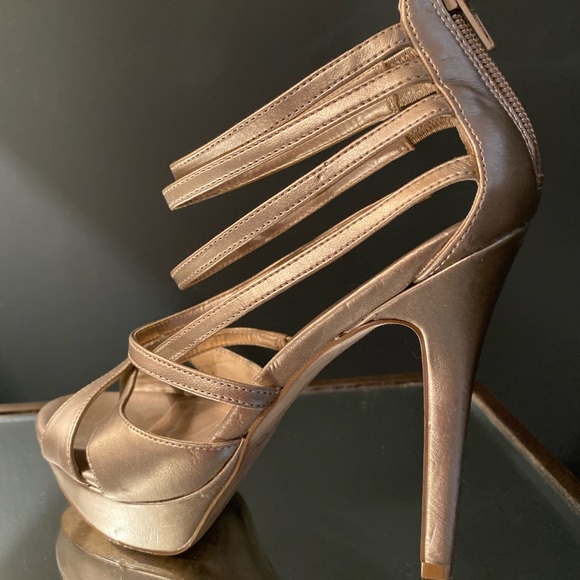Gold strappy shoe! - Picture 2 of 3